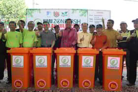 KDEB Sumbang 1700 Tong Sampah Kepada Warga Shah Alam