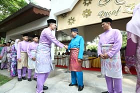 Sultan of Selangor and MB celebrate Aidilfitri with the rakyat at Istana Kayangan