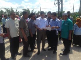 MB inspects bunds in Kampung Tok Adam