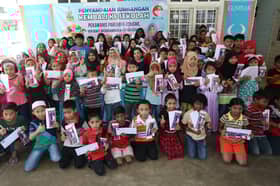 雪国州议员夫人俱乐部为孩童送暖