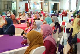 Keluarga 'sandwic': 6.2 juta wanita sara anak, ibu bapa serentak