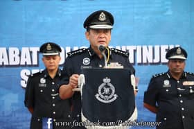 Walaupun hanya menunggu, polis tetap saman