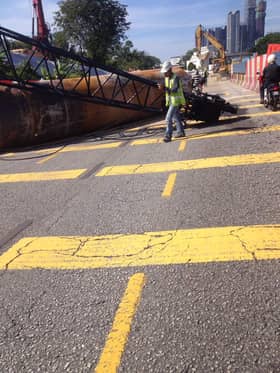 Kren terbalik akibat permukaan tanah tak stabil