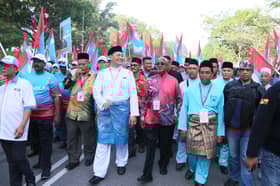 Abah dan umi iringi Mohd Khairuddin ke pusat pencalonan