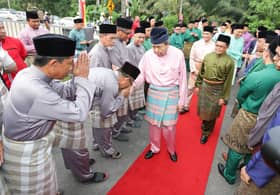Sultan Selangor serah sumbangan raya RM190,000 kepada 380 penerima