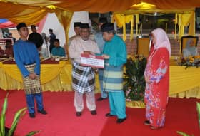Sultan serah sumbangan Aidilfitri kepada pelajar, terima wakaf lebih RM1.9 juta
