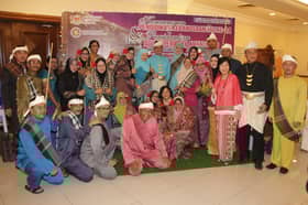 Guru besar 'sporting' buat persembahan, 'ayam den lopeh" jadi perhatian