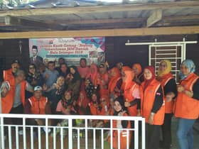 Sukarelawan JKM Hulu Selangor gotong-royong rumah asnaf