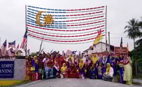 Guna botol terbuang jadi Jalur Gemilang