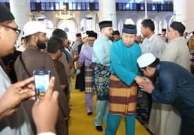 MB iringi Sultan Selangor solat Jumaat