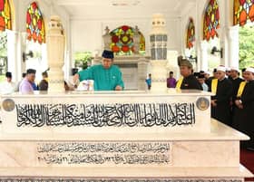 Sultan Selangor berangkat ke istiadat ziarah makam