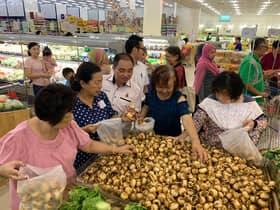 Jom Shopping Tahun Baru Cina rai 450 warga emas