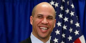 Cory Booker umum bertanding, cabar Trump