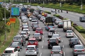 Aliran trafik perlahan di lebuh raya utama petang ini