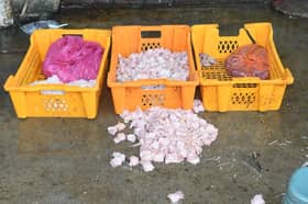 Peniaga biar sisa dan darah ayam atas lantai