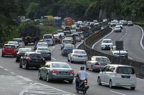 Trafik di lebuh raya utama perlahan pagi ini