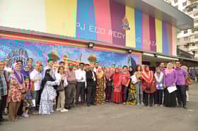 Mural 3D guna 20,160 penutup botol