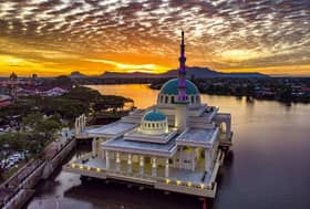Masjid terapung tarikan terbaharu di Kuching