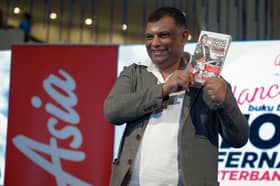 Tanya soalan dalam BM, Tony hadiahkan pengunjung tiket percuma