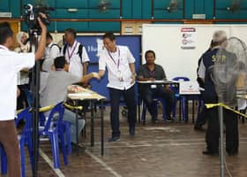 SPR tiada kuasa halang pemimpin berjalan, bersalaman