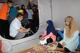 Mohamed Azmin lawat mangsa flat retak