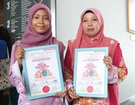 Ibu, anak tidak sangka menang peminjam buku paling banyak