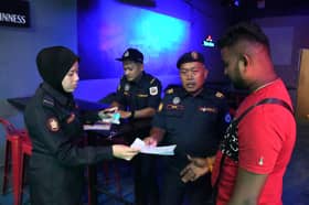 Pusat karaoke pelbagai kesalahan diserbu