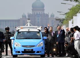 Tun M naik kereta gabungan 5G ke pelancaran pameran