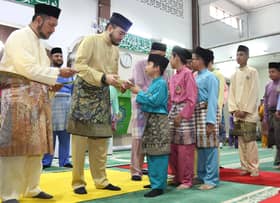 Tengku Amir Shah berkenan serah sumbangan Aidilfitri
