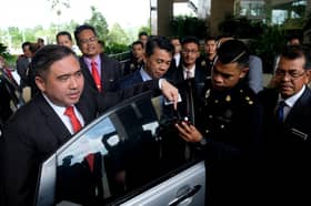 Cermin sisi dan belakang kenderaan dibenar gelap sepenuhnya