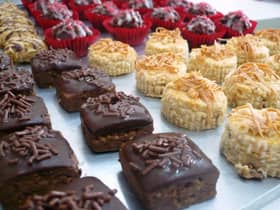 Pemuda autisme agih kuih raya percuma bantu asnaf