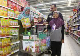 Penduduk gembira terima baucer Jom Shopping