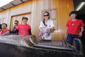 Tengku Permaisuri berkenan buat kuih kapit