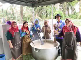Tradisi rewang bubur lambuk diteruskan