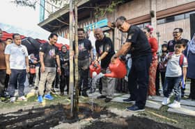 MBMB sumbang 16 batang pokok Melaka kepada DBKL