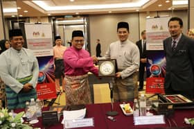 Azmin puji kepimpinan cemerlang MB tadbir negeri