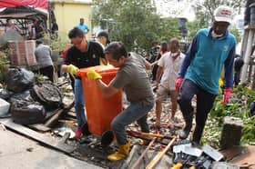 大家一起动手清垃圾 还海南村清新空气