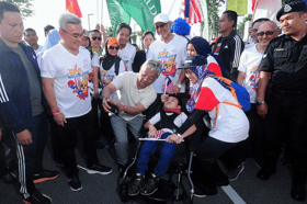 Agong sertai 'Anak-anak Malaysia Walk'