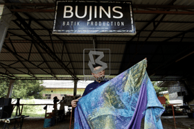 Kelainan batik bermotif tema adiwira