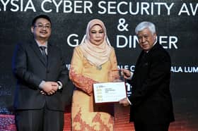 Bekas Ketua Audit Negara terima anugerah dari CyberSecurity Malaysia