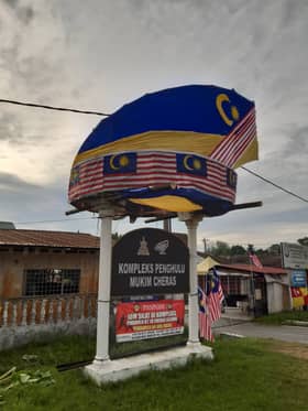 Penduduk Batu 10 hasilkan tanjak gergasi 108 meter