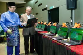 44 SRA JAIS terima komputer riba dan LCD projektor