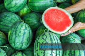 Rezeki cuaca panas, jualan tembikai raih sambutan luar biasa