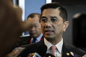 Azmin dan 10 ahli KEADILAN keluar parti