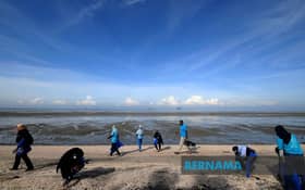 Sukarelawan Mercy bantu bersih pantai Jeram