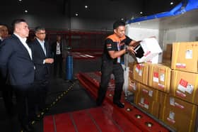 Kaji semula caj pengendalian bungkusan e-dagang