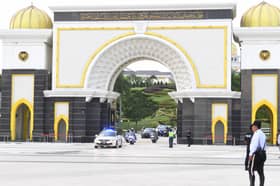 Semua jawatan menteri, timbalan terbatal hari ini