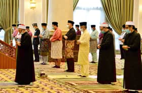 King performs Aidilfitri prayers at Istana Negara