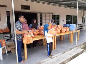 Mais ceriakan anak yatim, asnaf riqab dengan sumbangan bubur lambuk