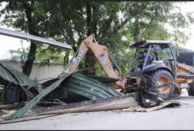 MPSJ roboh lima gerai haram di Jalan Kinrara 2